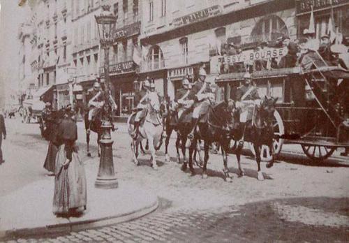 (Tranvía y soldados a caballo en una calle de Francia)