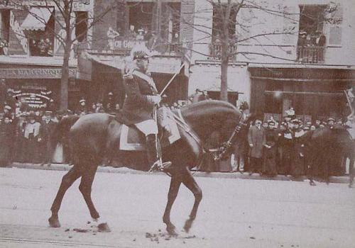 (Soldado a caballo desfilando)