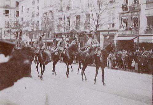 (Desfile de soldados a caballo)