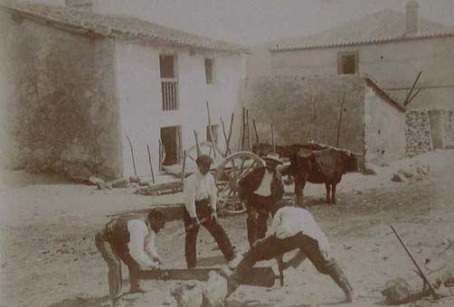 (Hombres cortando un tronco con un serrucho)