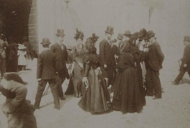 (Reunión de personas delante de una iglesia de Sevilla)