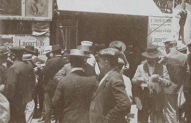 (Hombres delante de la taquilla de una plaza de toros)