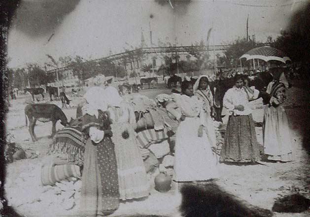 (Grupo de gitanas ante la Fábrica de Tabacos de Sevilla)