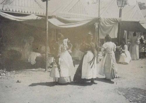 (Grupo de gente en la feria de Sevilla)