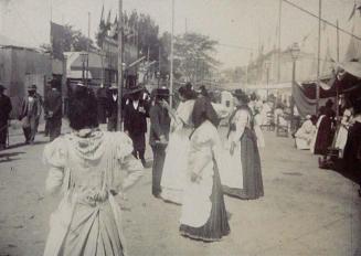 (Grupo de gente en la feria de Sevilla)