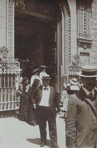 (Feligreses saliendo de la iglesia de las Calatravas de Madrid)