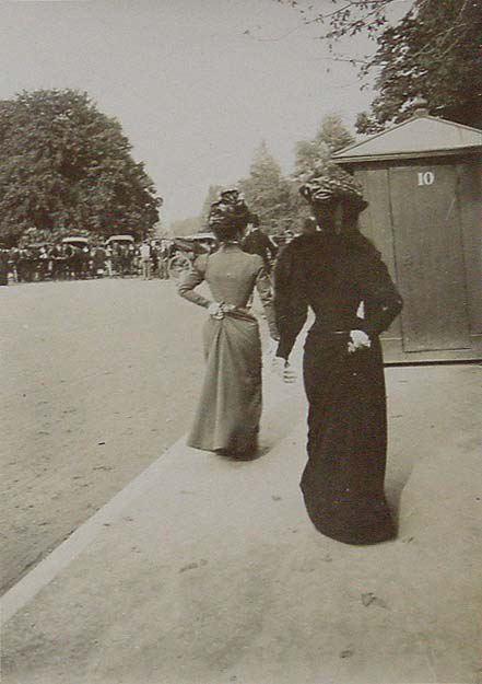 (Mujeres encaminándose al aparcamiento de coches de caballos)