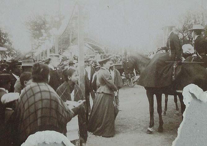 (Gente en la Feria de Sevilla)