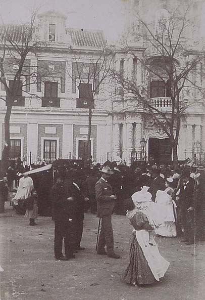 (Gente delante del palacio de San Telmo)