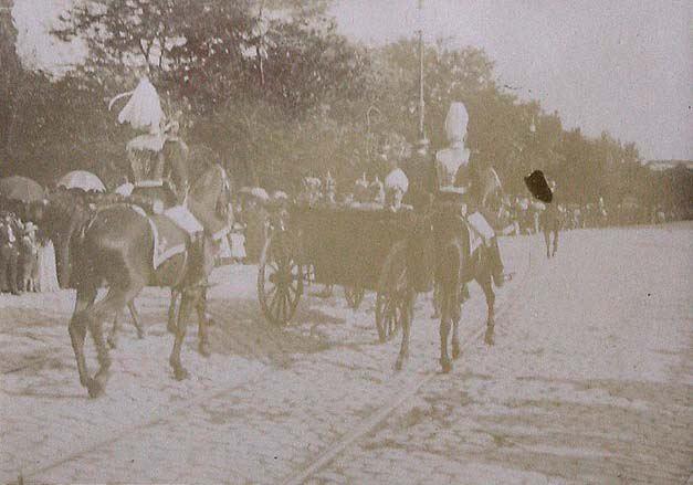 (Paseo en coche de caballos de agregados militares alemanes)