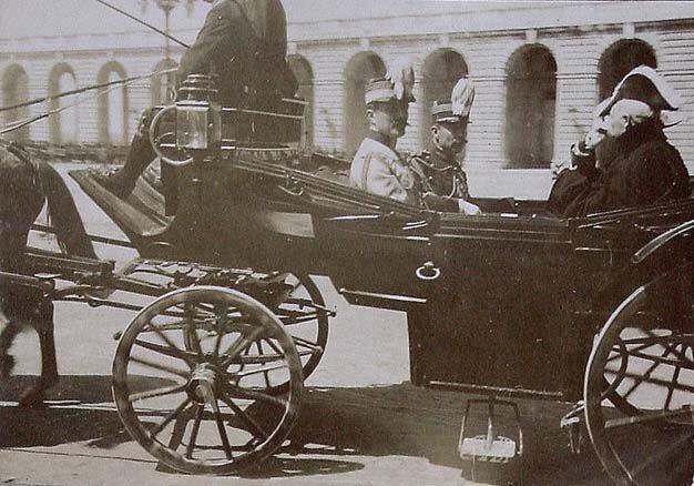 (Paseo del coche de la embajada francesa)