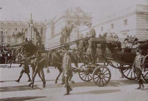 (Paseo por el patio del Palacio Real de los Reyes de Armas)