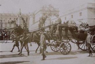 (Paseo por el patio del Palacio Real de los Reyes de Armas)