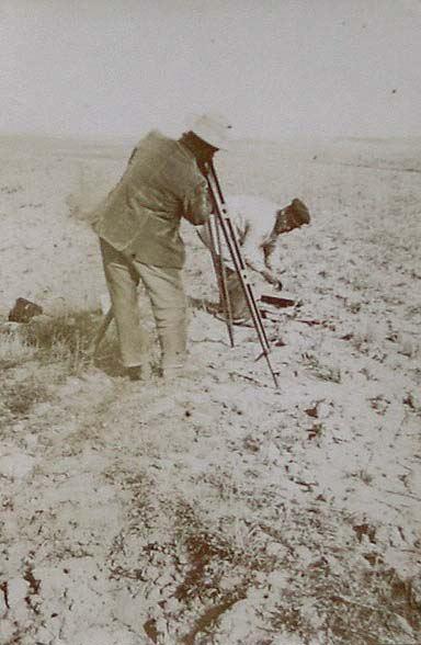 (Aureliano Paula con los aparatos para topografiar el campo)