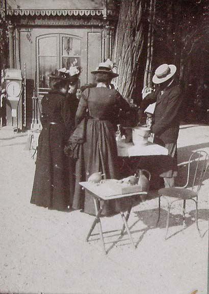 (Mujeres comprando algo en la calle)