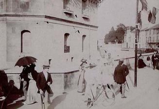 (Paseando por la ciudad, uno de los personajes con bicicleta)