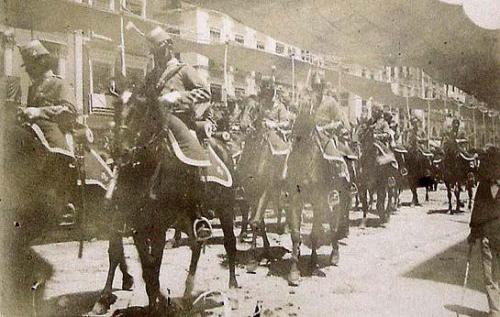 (Procesión de soldados a caballo)