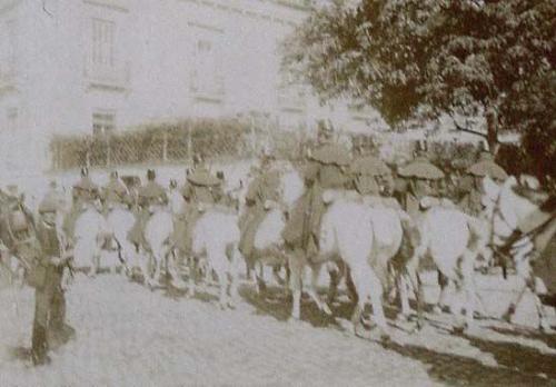 (Procesión de hombres a caballo)