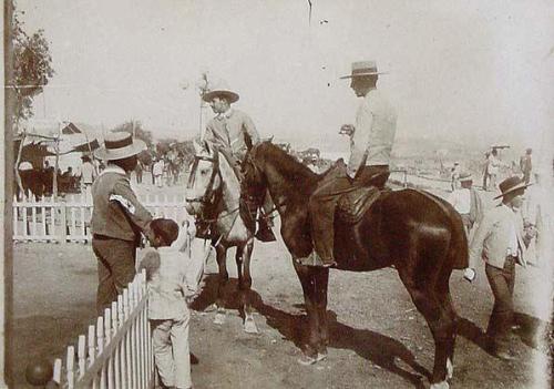 (Dos jinetes en primer plano en la feria de Marchena)