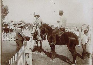 (Dos jinetes en primer plano en la feria de Marchena)