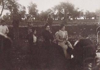 (Chicas jóvenes sentadas)