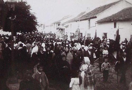 (Procesión multitudinaria por las calles de Lora del Río)