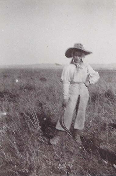 (Mujer con el traje de labranza en el campo)