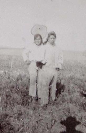 (Mujeres con el traje de labranza en el campo)