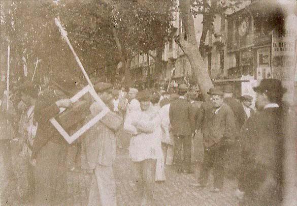 (Personas en una calle de Barcelona)