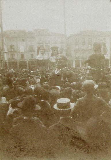 (Grupo de personas con gigantes en la plaza de Burgos)