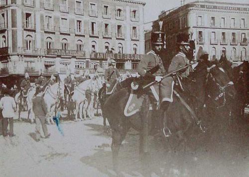 (Soldados a caballo en la Puerta del Sol)