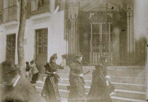 (Tres mujeres subiendo una escalinata)