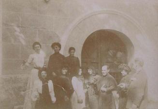(Retrato de grupo delante de un portal)