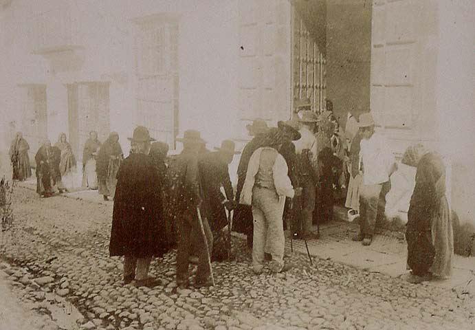 (Grupo de gentes entrando en un edificio)