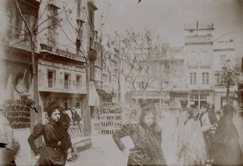 (Mujeres por las calles de una ciudad)