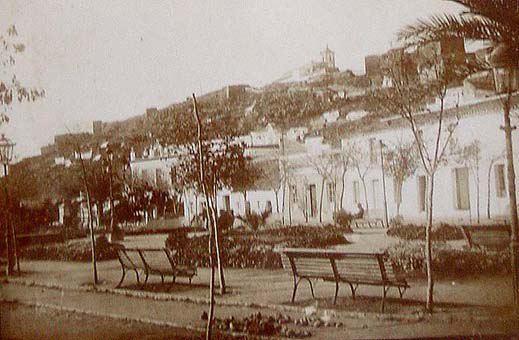 (Parque con bancos. Alcalá de Guadaira)