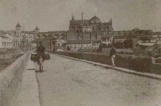 (Vista de la ciudad de Córdoba desde un puente)