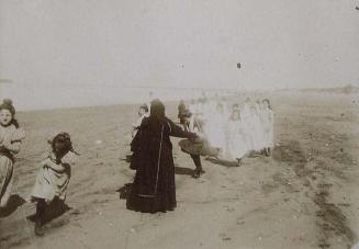 (Grupo de niñas en la playa de Sanlúcar de Barrameda)