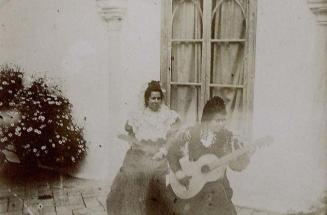 (Dos mujeres tocando la guitarra)