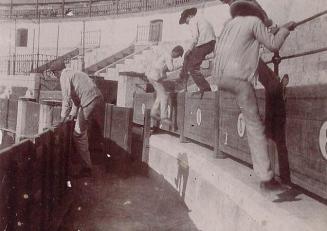 (Empleados en la plaza de toros. Málaga)