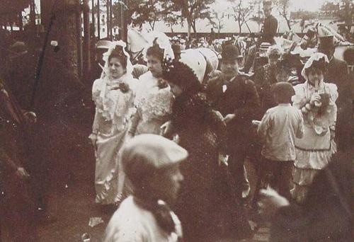 (Grupo de personas. Feria de Sevilla)