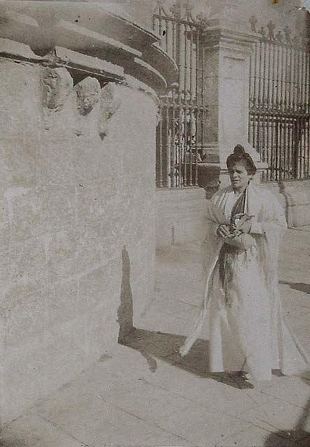 (Mujer paseando junto a la catedral de Sevilla)