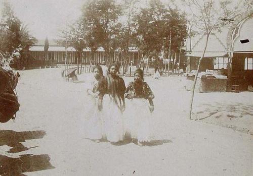 (Tres jóvenes en la Feria de Sevilla)