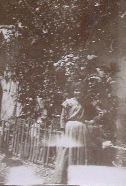 (Retrato de una joven en un patio)