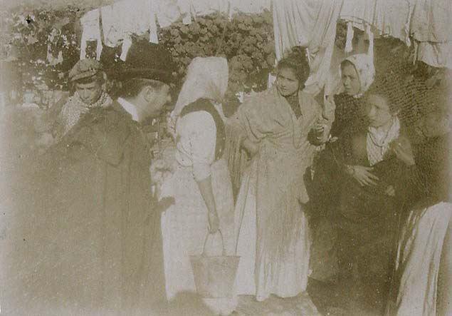 (Grupo de mujeres delante de un tendedero con ropa)