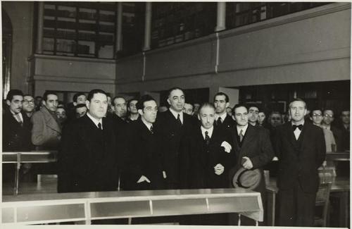 (Grupo de hombres en una biblioteca)