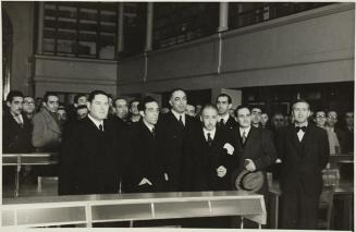 (Grupo de hombres en una biblioteca)