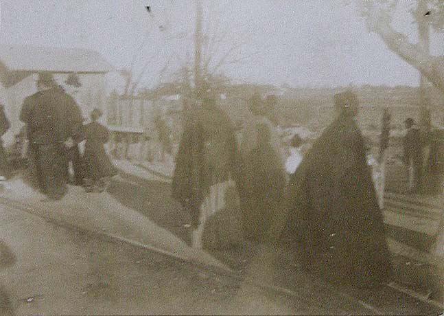 (Mujeres paseando por una calle de Sevilla)