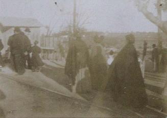 (Mujeres paseando por una calle de Sevilla)