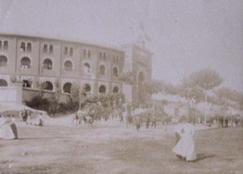 (Plaza de Toros de Barcelona. Exterior)